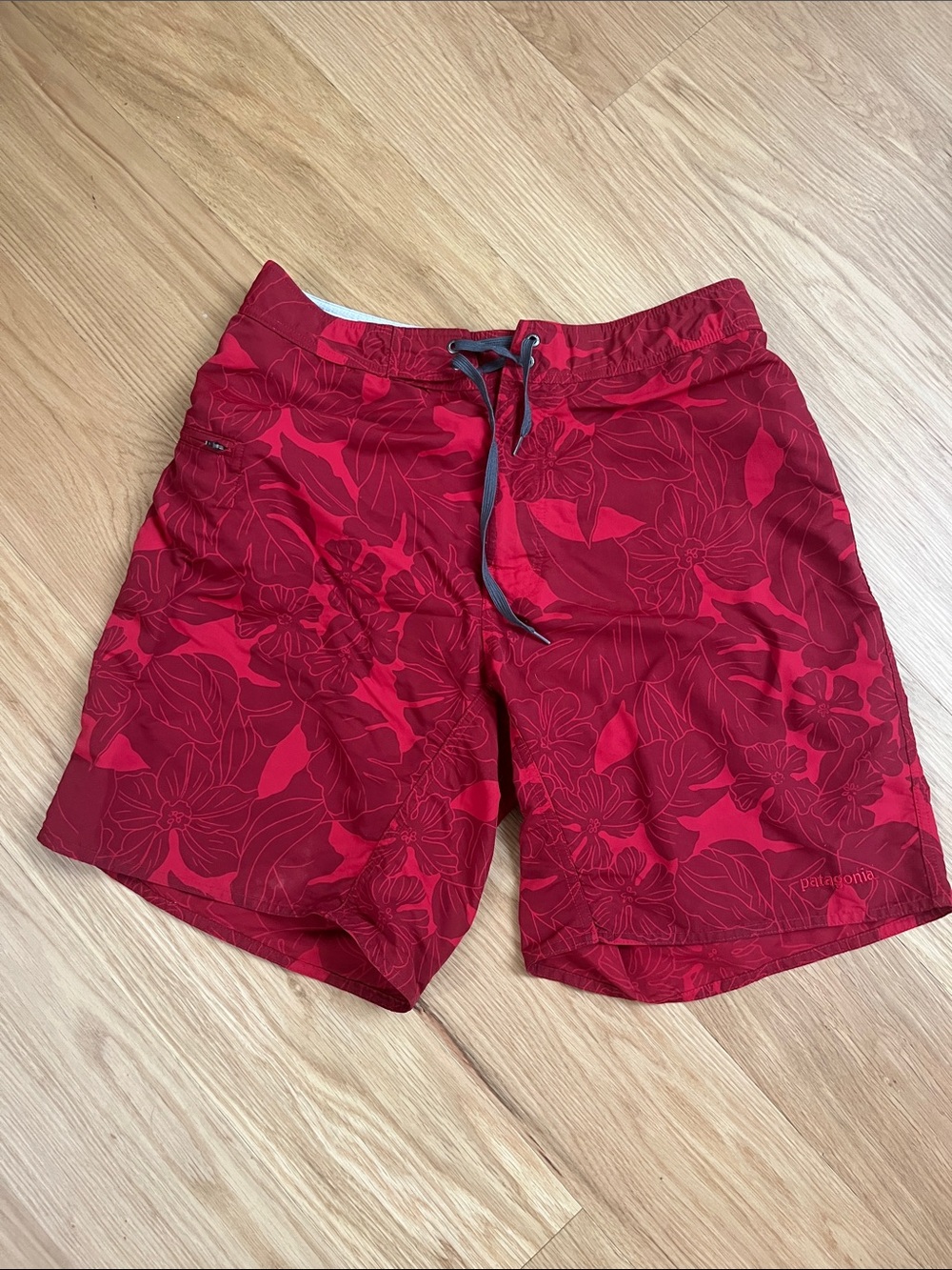 Patagonia Men's Wavefarer Board Shorts Red Floral size 34
